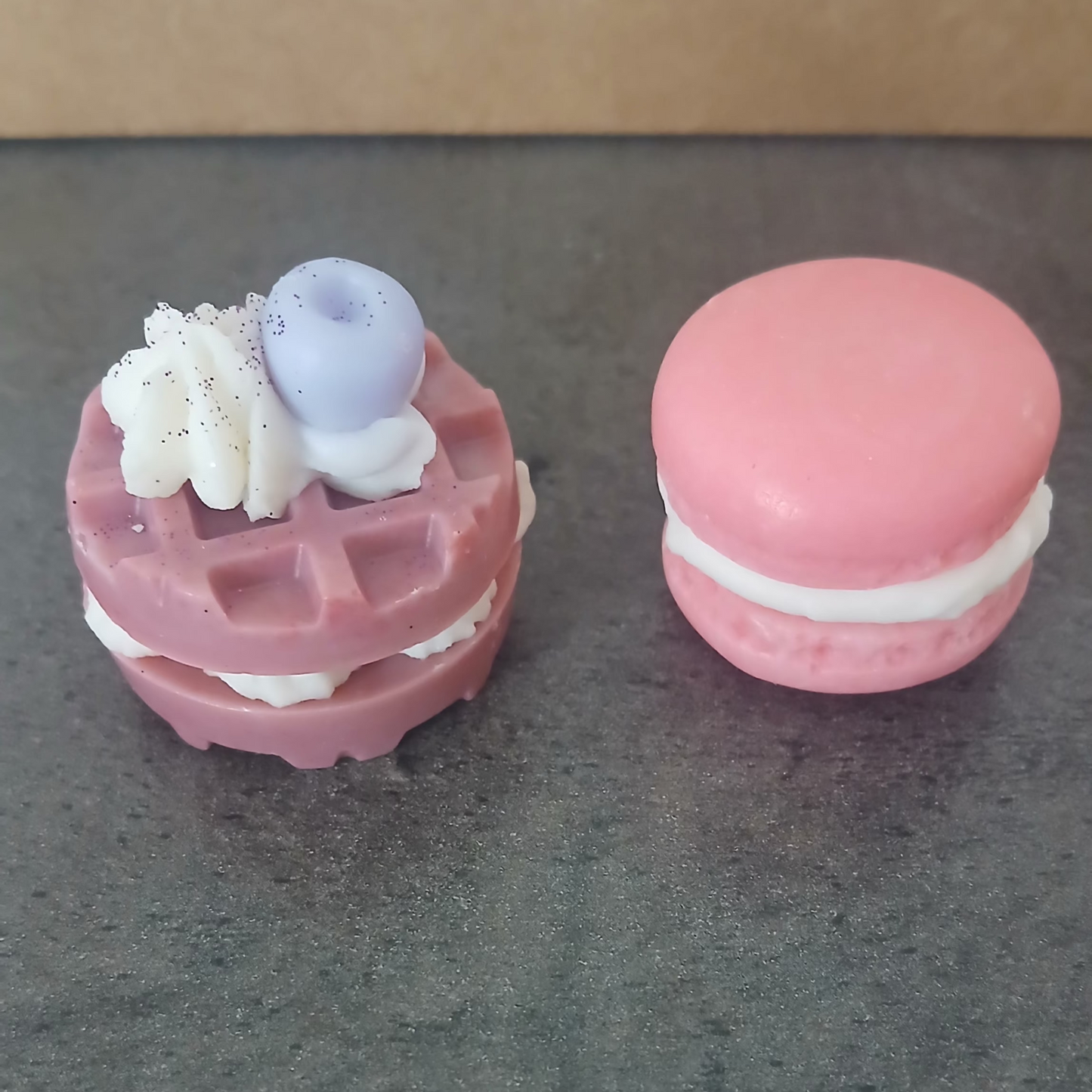 COFFRET GOURMAND FONDANTS : , Macarons & Gaufrettes chantilly.