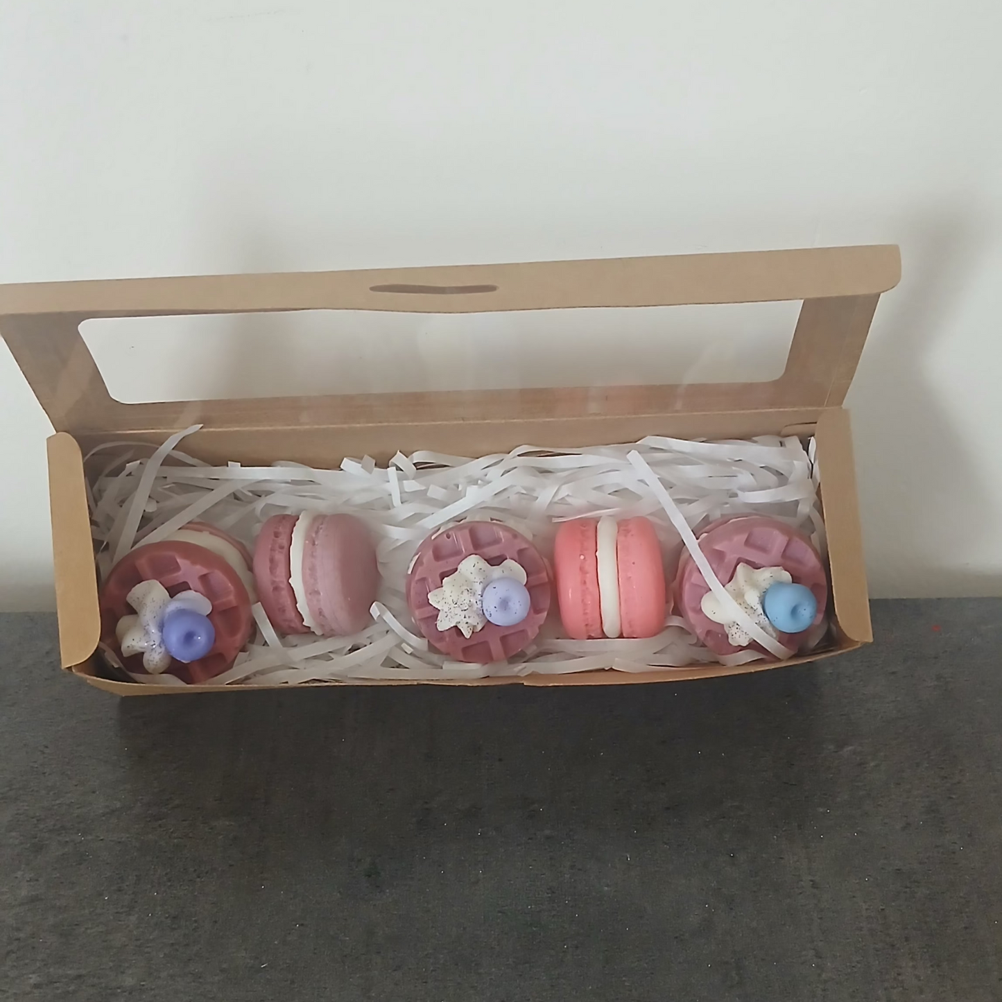 COFFRET GOURMAND FONDANTS : , Macarons & Gaufrettes chantilly.