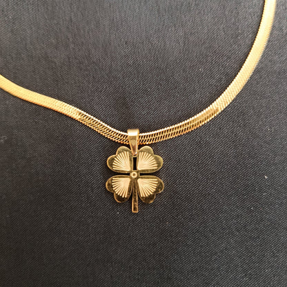🍀 Chaîne avec pendentif trèfle 🍀